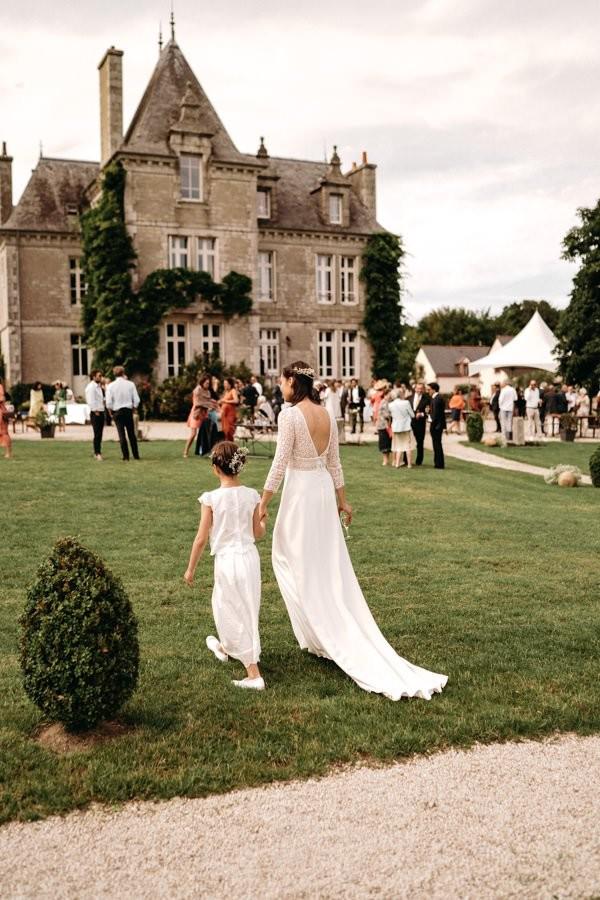 Mariée et enfant au manoir