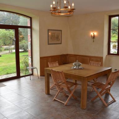 Grande pièce à vivre avec vue sur le jardin