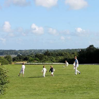 Enfants jouant dans le parc du manoir