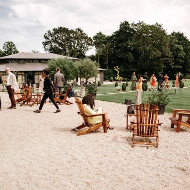 Fauteuils face au jardin du manoir