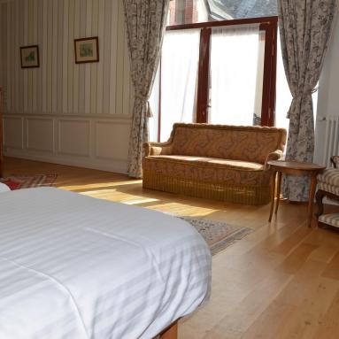 Le canapé de la chambre Le Pressoir